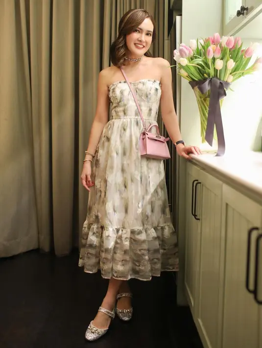 Floral dress seperti yang dikenakan Shandy Aulia cocok untuk garden party. Feminin & fresh!