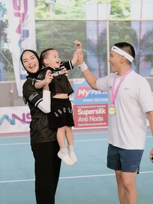 Tidak hanya Ciki yang bahagia, tapi juga putranya Keene Atharrazaka Aditya. Athar dan Ciki tampak kompak mengenakan jarsey hitam dengan bertuliskan Team Rezky. [Foto: Instagram/citraciki]