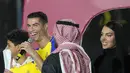 Cristiano Ronaldo bersama sang kekasih Georgina Rodriguez menghadiri upacara penyambutan dirinya sebagai pemain baru Al Nassr di Stadion Mrsool Park, di ibu kota Saudi, Riyadh, Selasa (3/1/2023). Sebagaimana diketahui, Ronaldo bergabung dengan Al Nassr pada Jumat (30/12/2022) dengan kesepakatan 350 juta poundsterling atau sekira Rp 6,5 triliun. (AP Photo/Amr Nabil)