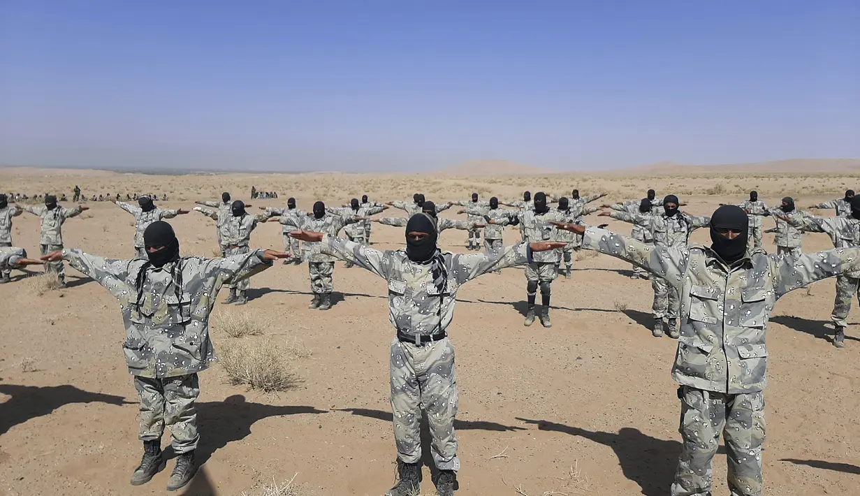 Para prajurit Taliban tengah dilatih dalam program pelatihan yang digelar selama tiga minggu di Lashkar Gah yang berada di Provinsi Helmand, barat daya, Afghanistan, Senin (25/10/2021). (AP Photo/Abdul Khaliq)