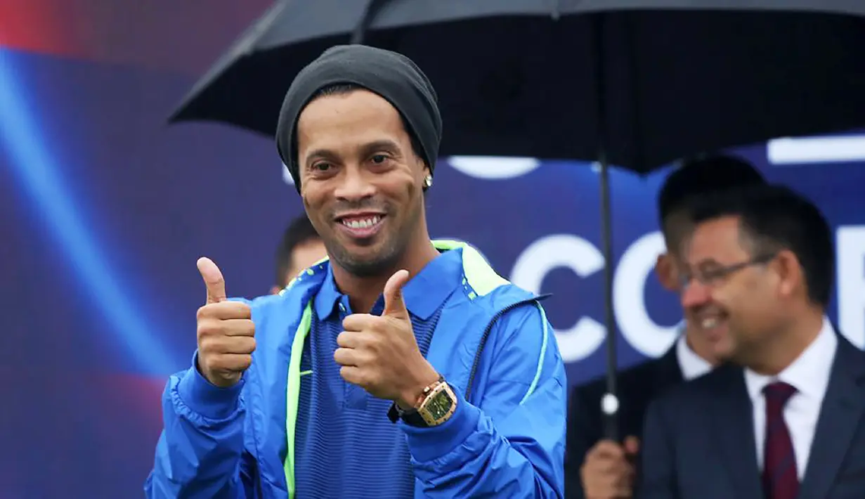 Ronaldinho berpose saat difoto dalam peluncuran akademi sepak bola di China (24/2). Akademi sepak bola ini mampu menampung 1000 anak didik. (Handout / Mission Hills / AFP)