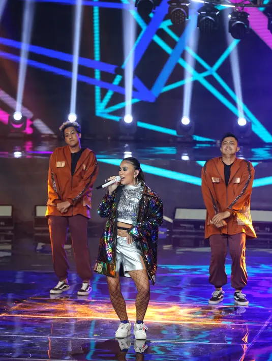 Penampilan Agnez Mo di perayaan ulang tahun Indosiar ke-25 tahun yang digelar di JCC Jakarta, Sabtu-Minggu (11-12/01). (Adrian Putra/Fimela.com)