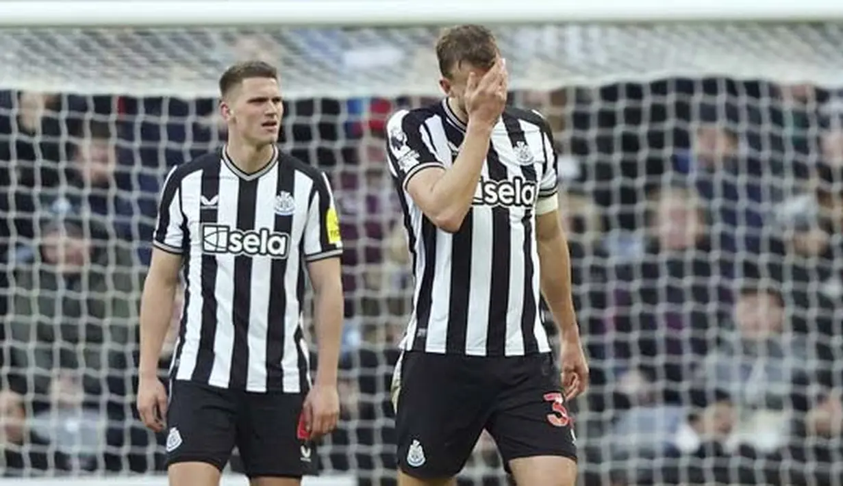 Pemain Newcastle United, Dan Burn, tampak kecewa setelah ditaklukkan Nottingham Forest dalam lanjutan Liga Inggris di St James Park, Selasa (26/12/2023). Hasil ini juga menambah deretan kekalahan The Magpies, bahkan dalam lima laga terakhir, empat laga diantaranya berakhir kekalahan. (AFP/Andu Buchanan)