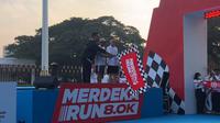 Seskab Teddy Indra Wijaya, Mensesneg dan Menteri Pemuda dan Olahraga (Menpora) Dito Ariotedjo melepas ribuan pelari Merdeka Run 8.0 K dari depan depan Istana Merdeka. (Istimewa)
