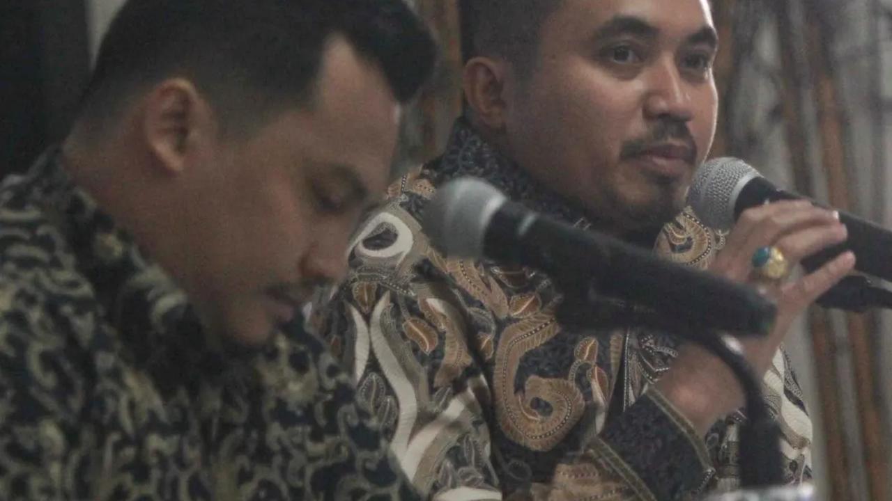 Peneliti dari Lembaga Survei Indonesia (LSI) Denny JA, Adjie Alfaraby saat memaparkan hasil survei dengan mengambil tema '90 Hari Menuju Pilpres: Yang Meroket dan Yang Terjungkal' di jakarta, Senin (20/22/2023).