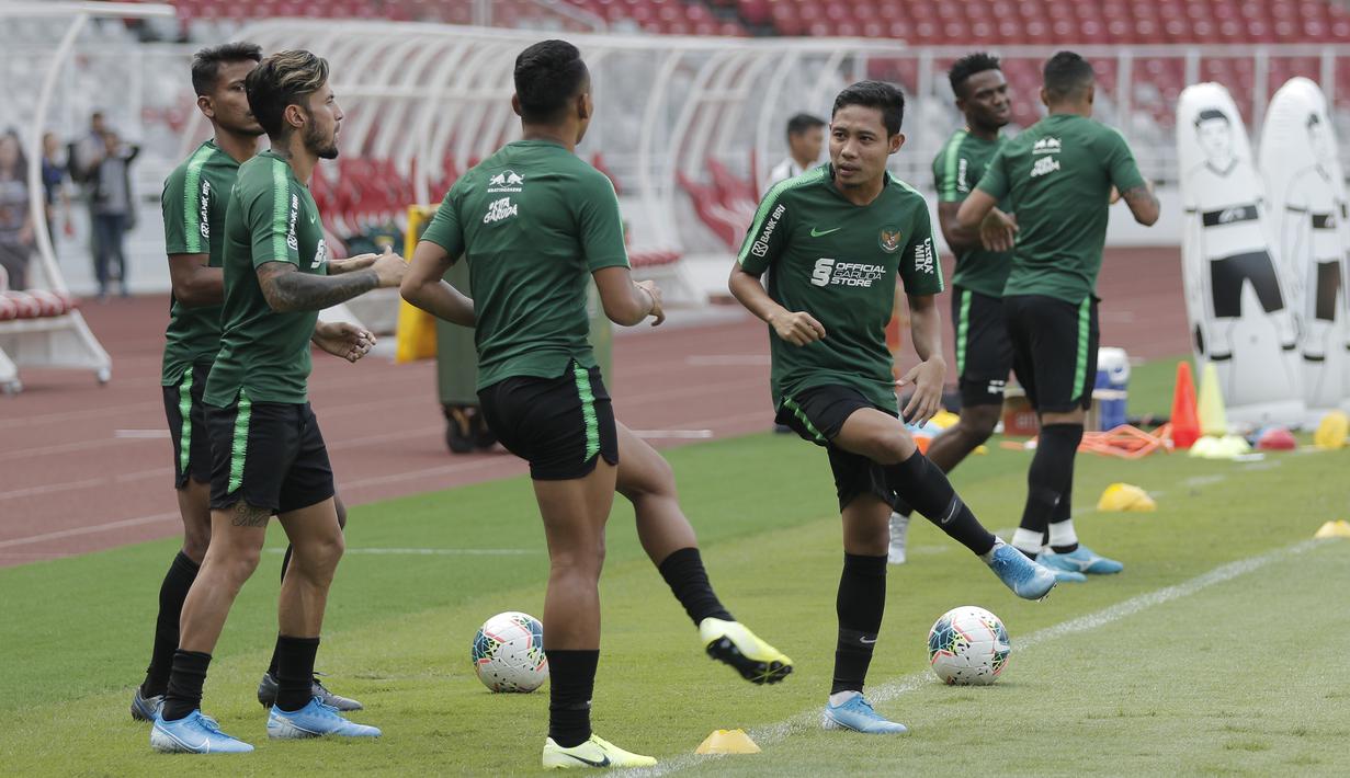 Pemain Timnas Indonesia, Evan Dimas, saat latihan jelang laga kualifikasi Piala Dunia 2022 di SUGBK, Jakarta, Minggu (8/9). Indonesia akan berhadapan dengan Thailand. (Bola.com/M Iqbal Ichsan)