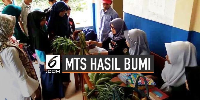 VIDEO: Daftar Ulang MTS Pakis Murid Bawa Hasil Bumi