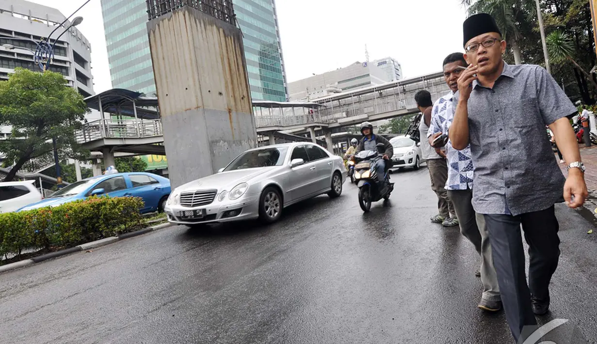 Tri Yulianto terus berjalan menghindari para wartawan usai diperiksa KPK sebagai saksi, Jakarta, Selasa (16/12/2014). (Liputan6.com/Miftahul Hayat)