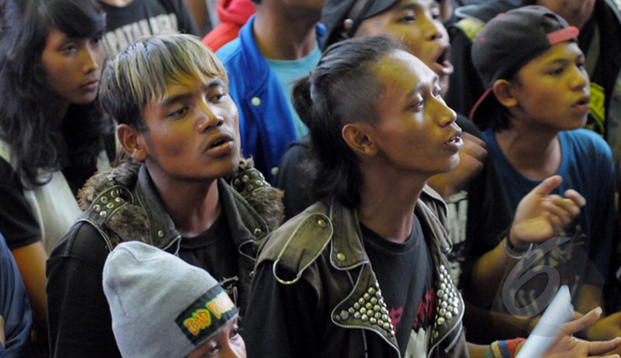 Sejumlah penggemar musik Punk dengan mengenakan atribut jaket dengan emblem dan dihias dengan aksesoris spike di Gedung Komisi Pemberantasan Korupsi (KPK), Kuningan, Jakarta, Jum'at (20/02/2015).(Liputan6.com/Andrian M Tunay)