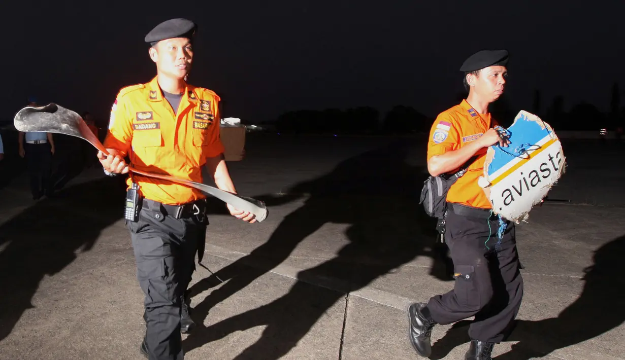 Tim SAR gabungan dan Basarnas   membawa serpihan pesawat Aviastar, di Lanud Sultan Hasanuddin Makassar, Selasa (6/10). 10 korban pesawat Aviastar dan kotak hitam berhasil dievakuasi.(AFP Photo)