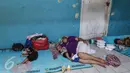 Seorang ibu dan putranya tengah tertidur di depan kelas Sekolah Dasar Kristen, Fajar Sion, Jakarta Barat, Minggu (8/1). Mereka sudah mengungsi di sekolah tersebut selama 3 hari karena rumahnya terbakar pada Kamis lalu. (Liputan6.com/Fery Pradolo)