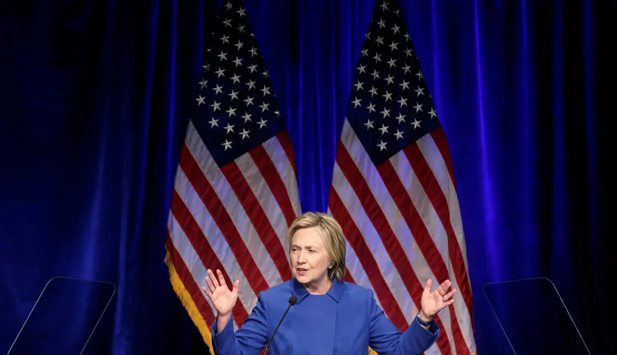 Hillary Clinton menyampaikan pidato di Washington, Rabu (16/11). Pidato ini adalah pidato pertama kali bagi Hillary Clinton usai kalah dari Donald Trump dalam pilpres AS. (REUTERS/Joshua Roberts)