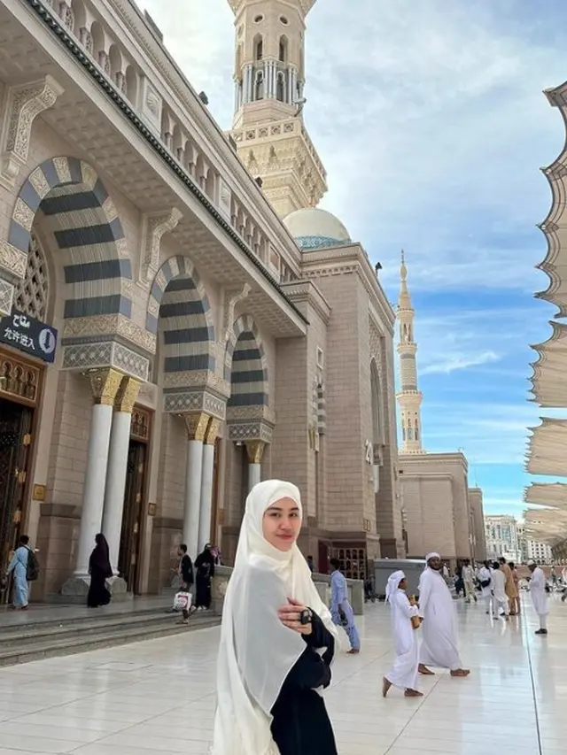Aaliyah Massaid saat umrah (Instagram/aaliyah.massaid)
