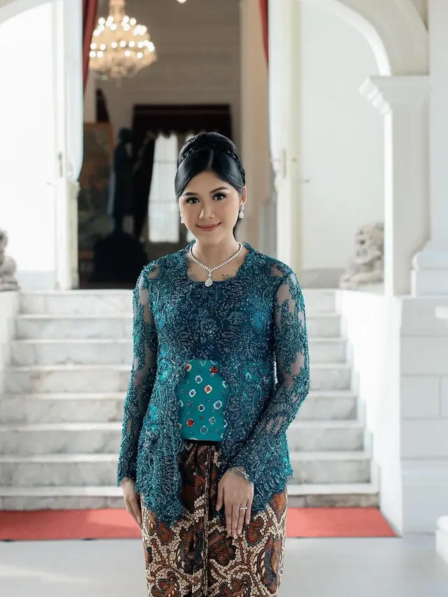 Potret Erina Gudono Tampil Kompak dengan Ibu Mertua Saat Kondangan, Sama-Sama Bergaya Mewah Bak Ningrat dengan Kebaya