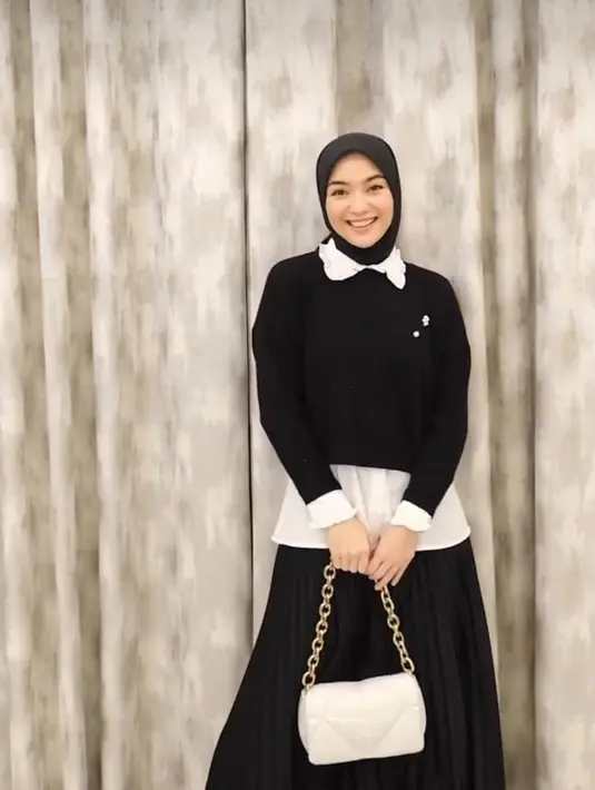 Citra Kirana sering kali membagikan tips OOTD di akun instagram, salah satunya ini. Dia terlihat memakai kemeja putih, sedangkan hoodie dan roknya berwarna hitam. Penampilannya ini bisa digunakan untuk kamu yang ingin ngedate [instagram/citraciki]