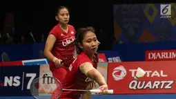 Ganda Putri Indonesia, Anggita S Awanda/Ni Ketut Mahadewi mengembalikan kok ke arah Jung Kyung Eun/Shin Seung Chan di Babak Kedua Indonesia Open 2017, Jakarta, Jumat (16/6). Anggita/Ni Ketut menang 21-15, 12-21, 21-15. (Liputan6.com/Helmi Fithriansyah)