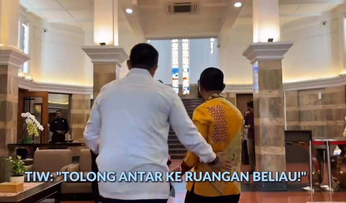 Momen Tarik-tarikan Seskab Teddy dan Menteri Bahlil