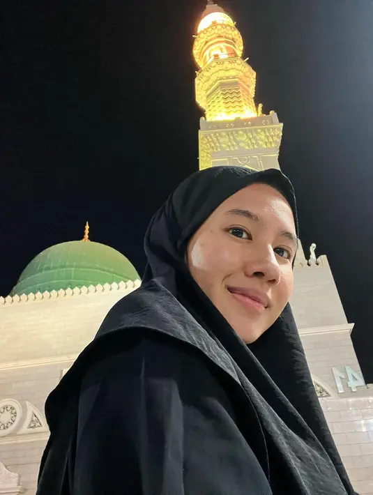 Tampil sederhana tanpa makeup, Shenina nampak menikmati waktunya di Madinah. [Foto: Instagram/sheninacinnamon]