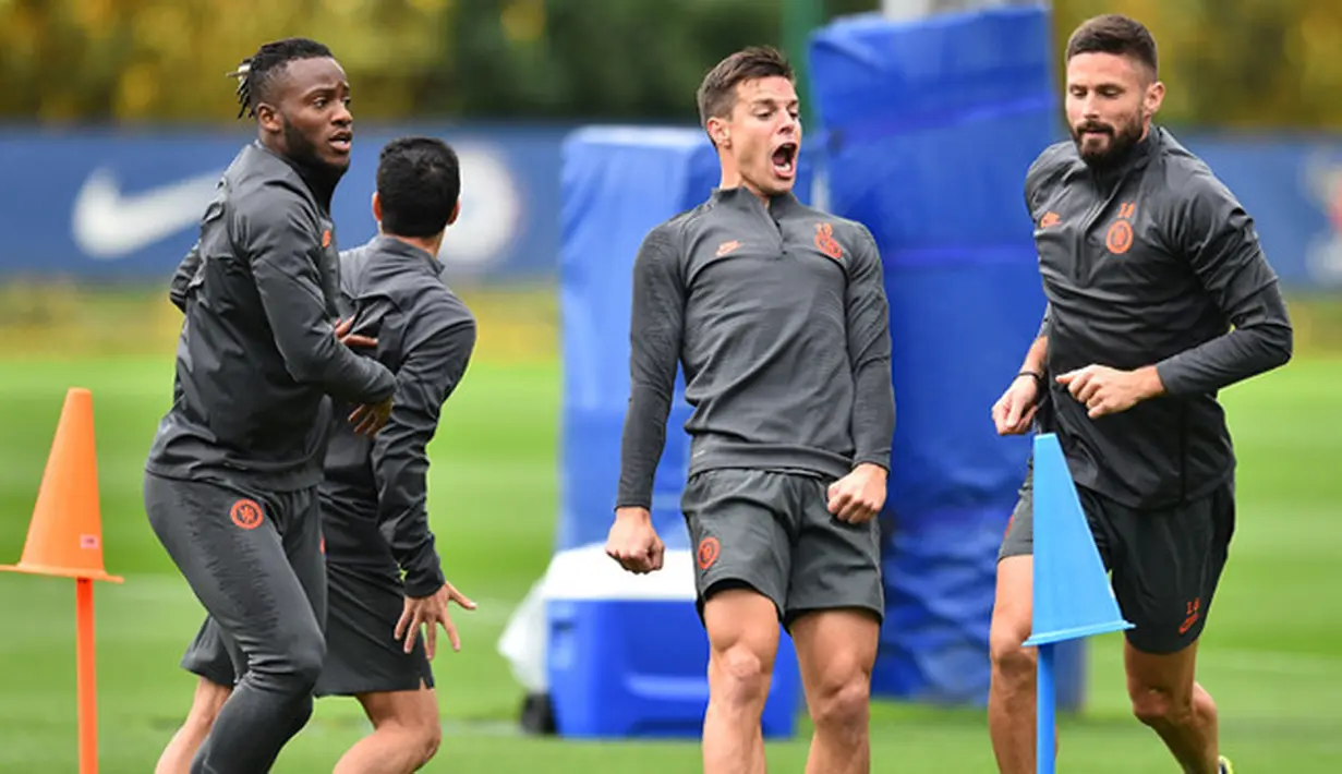 Pemain Chelsea, Michy Batshuayi (kiri), Cesar Azpilicueta (tengah) dan Olivier Giroud menghadiri sesi latihan di Cobham Chelsea di Stoke D'Abernon, London (1/10/2019). Chelsea akan bertanding melawan wakil Prancis, Lille pada grup H Liga Champions. (AFP Photo/Glyn Kirk)