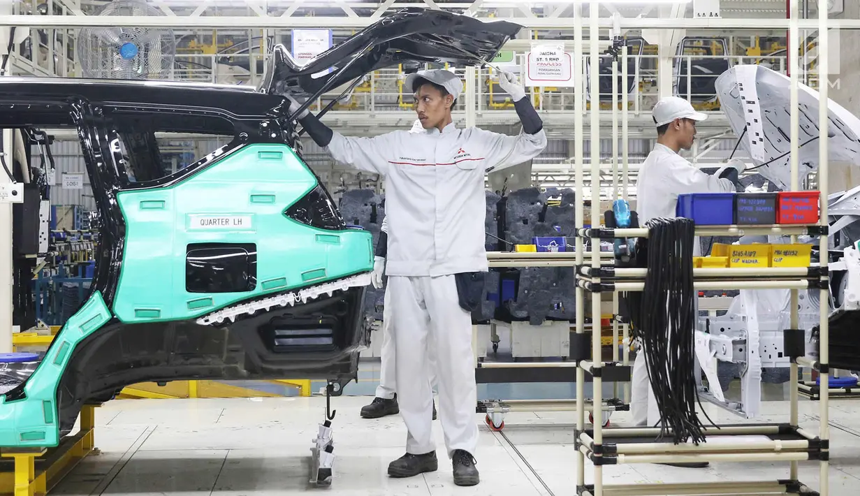 Pekerja menyelesaikan perakitan mobil Mistubishi Xpander di Cikarang, Jawa Barat, Selasa (3/10). Kendaraan model MPV ini dirancang seiring meningkatnya permintaan konsumen Indonesia terhadap kendaraan berkualitas tinggi. (Liputan6.com/Immanuel Antonius)