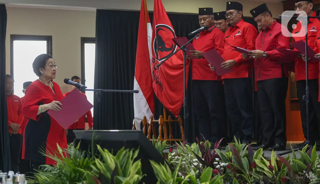 Ketua Umum PDI Perjuangan Megawati Soekarnoputri (kiri) memimpin pengucapan sumpah janji jabatan pada pelantikan pengurus DPP PDI Perjuangan masa bakti 2019-2024 yang diperpanjang hingga tahun 2025 di Sekolah Partai PDI Perjuangan, Lenteng Agung, Jakarta Selatan, Jumat (5/7/2024). (merdeka.com/Arie Basuki)