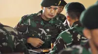 Dhika Bayangkara jadi salah satu pemain PS TNI yang diminta kembali ke barak untuk menjalani pengambilan film dokumenter. (Bola.com/Romi Syahputra)