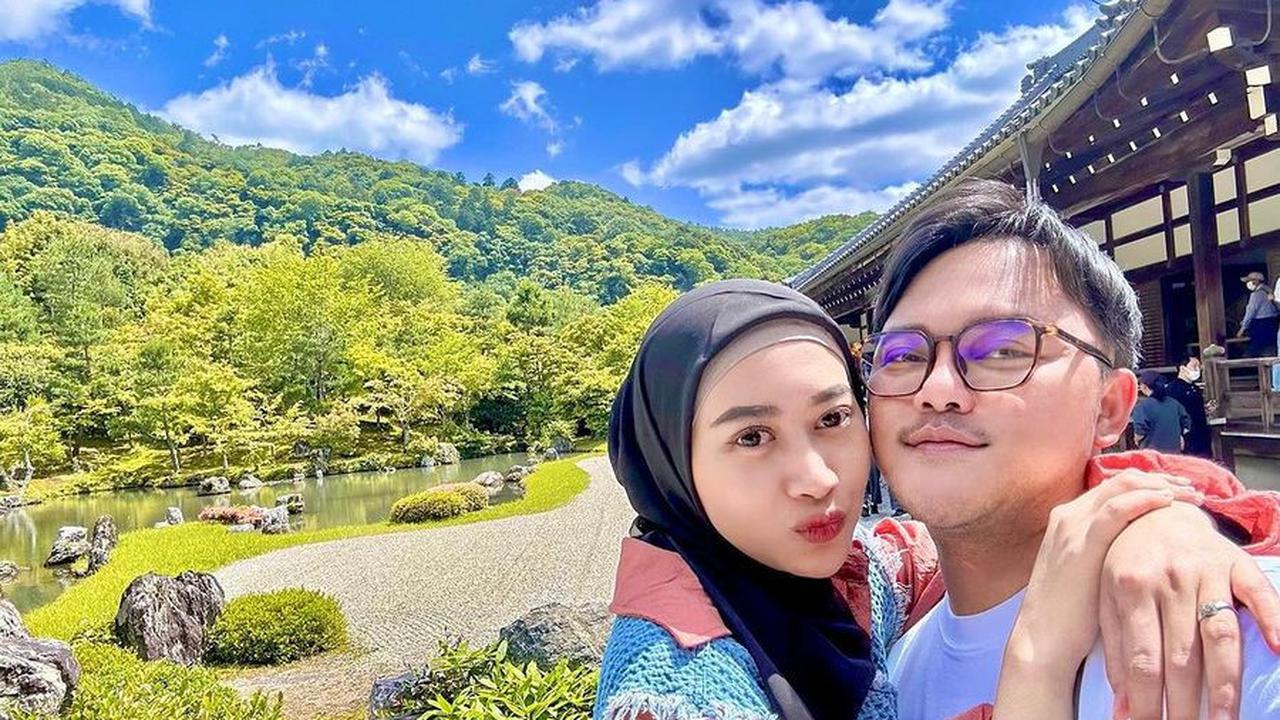 Romantisnya Danang Pradana Bersama Istri Cantiknya Hemas Nura yang Baru Raih Gelar Dokter Spesialis