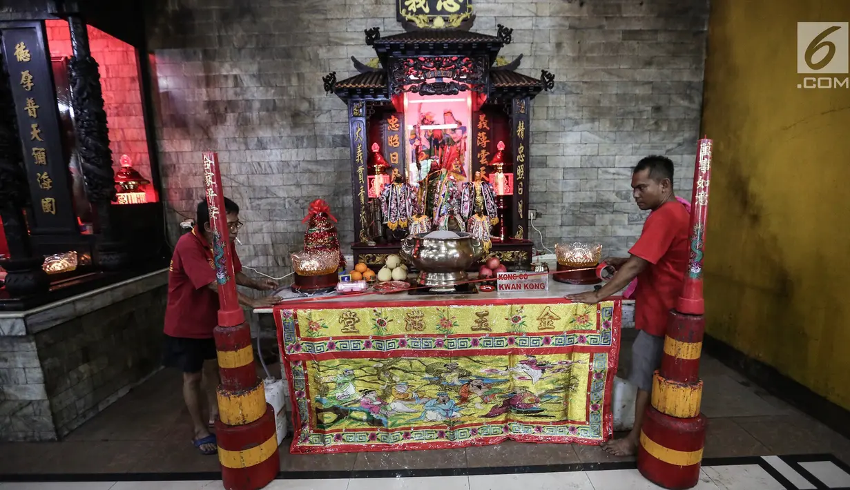 Pekerja memasang kain di altar untuk persembahyangan di Wihara Amurka Bhumi, Jakarta, Senin (28/1). Menyambut Tahun Baru Imlek 2570 yang jatuh pada 5 Februari 2019, wihara di pusat ibukota mempunyai tradisi bersih-bersih. (Liputan6.com/Fery Pradolo)