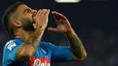 Striker Napoli, Lorenzo Insigne, tampak kecewa usai gagal mencetak gol ke gawang Inter Milan pada laga Serie A Italia di Stadion San Paolo, Naples, Sabtu (21/10/2017). Napoli bermain imbang 0-0 dengan Inter Milan. (AFP/Alberto Pizzoli)