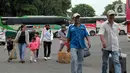 Calon penumpang berjalan di terminal Kalideres Jakarta, Kamis  (22/12/2022).  Kepala Dinas Perhubungan (Kadishub) DKI Jakarta, Syafrin Liputo menyebutkan,  Jelang Natal dan Tahun Baru penumpang bus antarkota antarprovinsi (AKAP) di Terminal Kalideres mengalami lonjakan hingga 100 persen. (Liputan6.com/Johan Tallo)