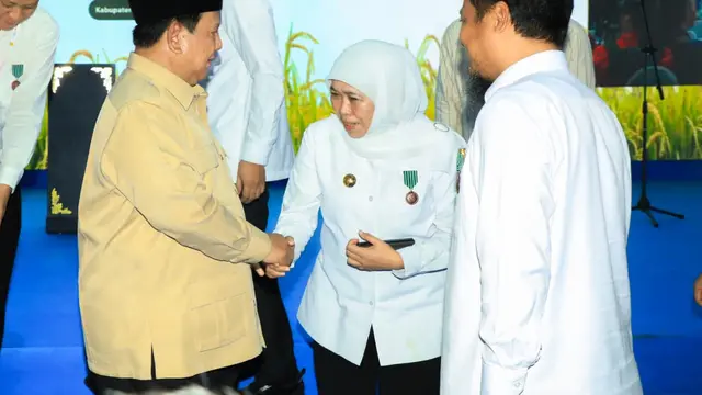 Khofifah Terima Tanda Kehormatan Satyalancana Wira Karya dari Presiden, Bukti Dedikasi Wujudkan Swasembada Pangan Nasional Tahun 2025