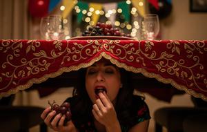 Ilustrasi Tradisi Makan Anggur saat Tahun Baru. (Gemini AI)