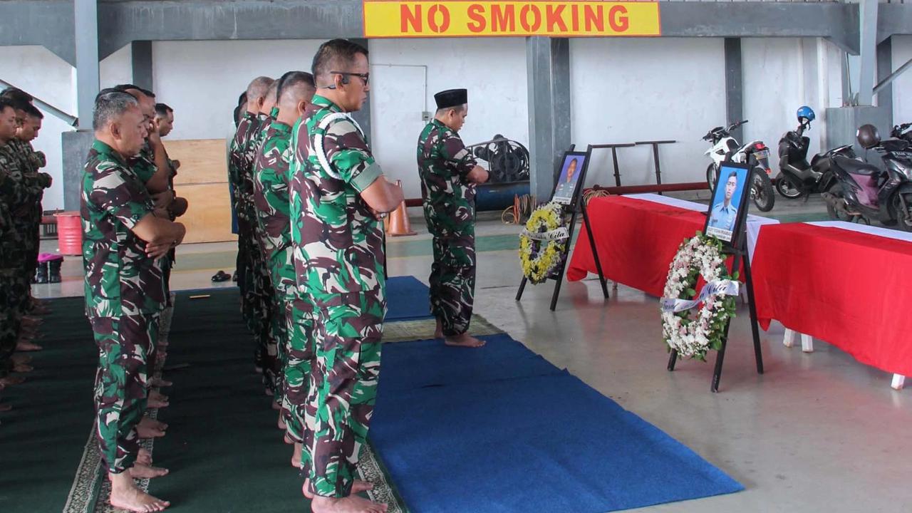FOTO: Tiga Prajurit Marinir Gugur Akibat Longsor Cisarua Dilepas Secara Milite