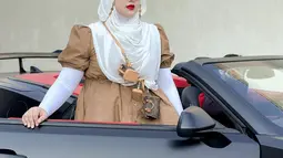 Mengendarai supercar bak terbuka, Tasyi Athasyia menyebut dirinya bakal masuk angin jika berlama-lama. Potretnya bak seorang sultanah melihat paras Tasyi yang berdarah Arab.(Liputan6.com/IG/@tasyiiathasyia).