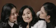 Jessica Tanoe dan Valencia Tanoe menjalani photoshoot bersama dalam rangka peringatan HUT ke 82 tahun sang nenek. [Foto: Instagram/ Jessica/ Valencia Tanoe]