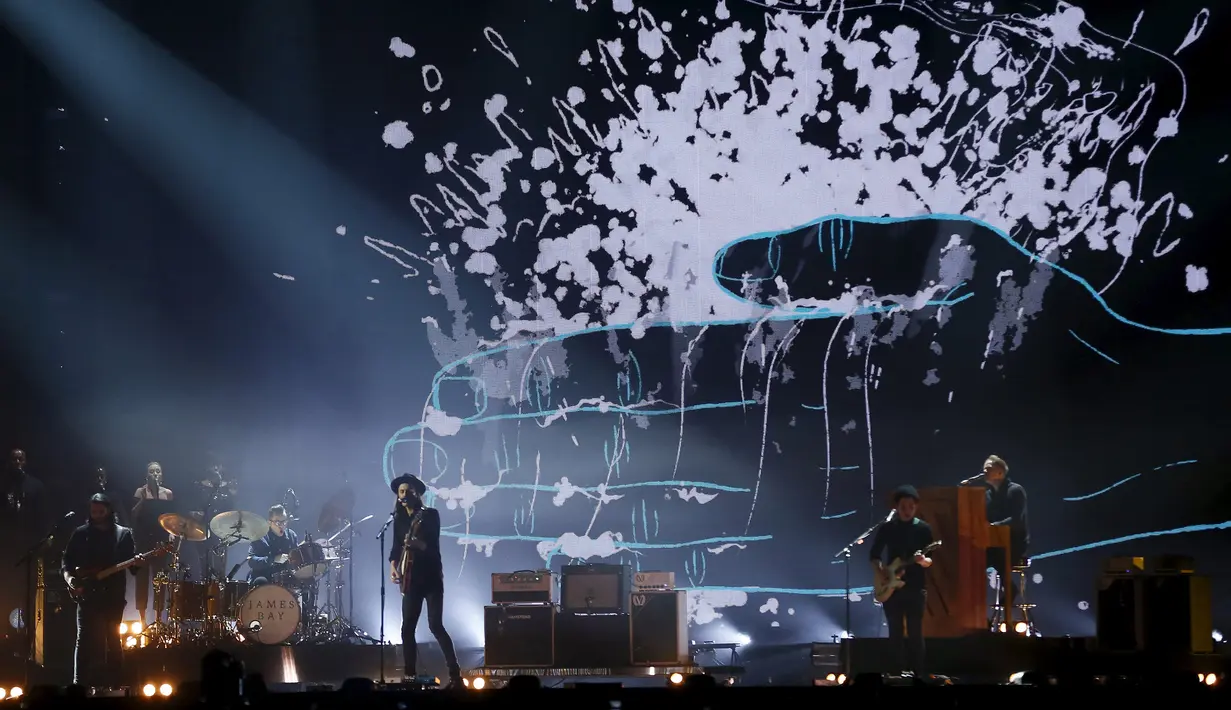 Aksi James Bay ketika tampil pada ajang BRIT Awards yang digelar di O2 arena, London, Rabu (24/2/2016). Selain James, sederet musisi terkenal juga memeriahkan ajang penghargaan bergengsi tersebut. (REUTERS/Stefan Wermuth)