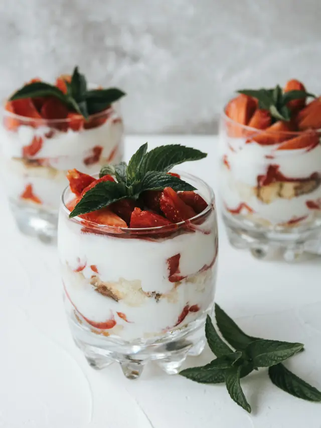 Contoh ilustrasi greek yogurt parfait