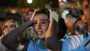 Serangan Mesut Ozil dkk yang membahayakan gawang Aljazair membuat fans cantik ini cemas, Senin (30/6/2014) (AFP PHOTO/FAROUK BATICHE)