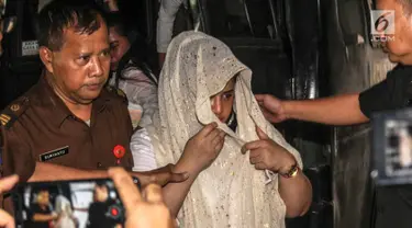 Artis Dhawiya Zaida menutupi wajah dengan kerudung saat tiba di PN Jakarta Timur, Selasa (26/6). Dhawiya mengikuti persidangan lanjutan terkait kasus narkoba. (Liputan6.com/HO/Udin)