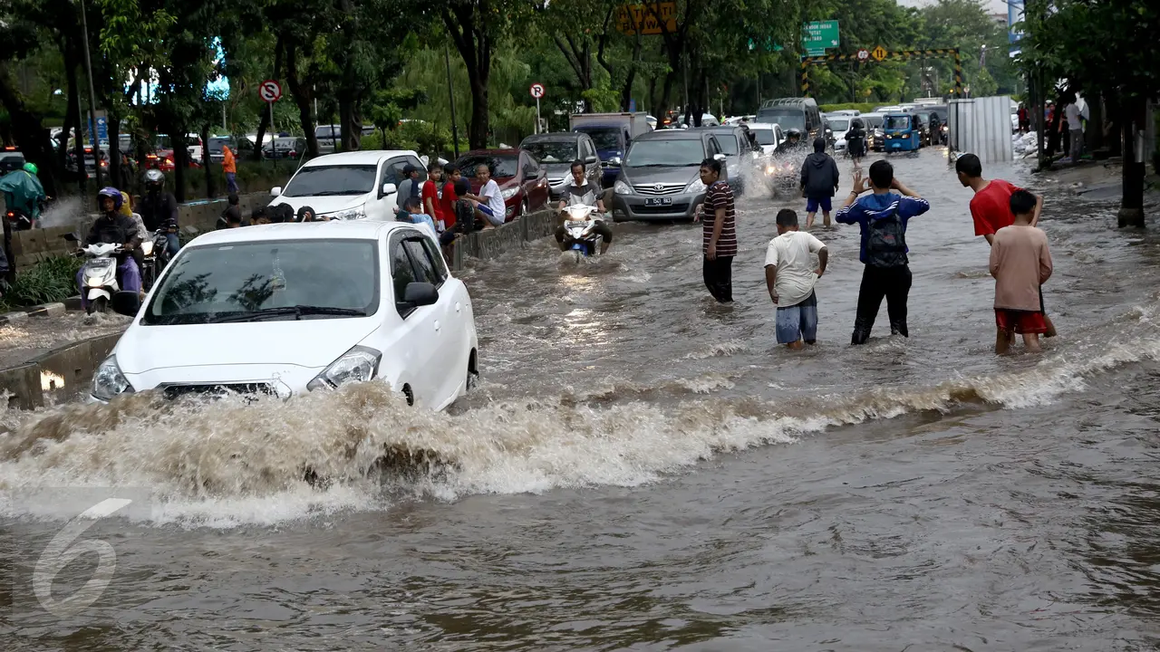 20160827 Hujan Deras, Kawasan Depan Jalan Gandaria City Berubah Jadi Kolam
