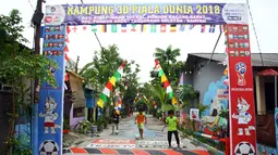 Suasana gang yang dihias  tulisan dan gambar bertemakan Piala Dunia 2018 di lingkungan rumahnya di Kinayungan, Pondok Aren, Tangerang Selatan, Kamis (28/6). (Merdeka.com/ Arie Basuki)