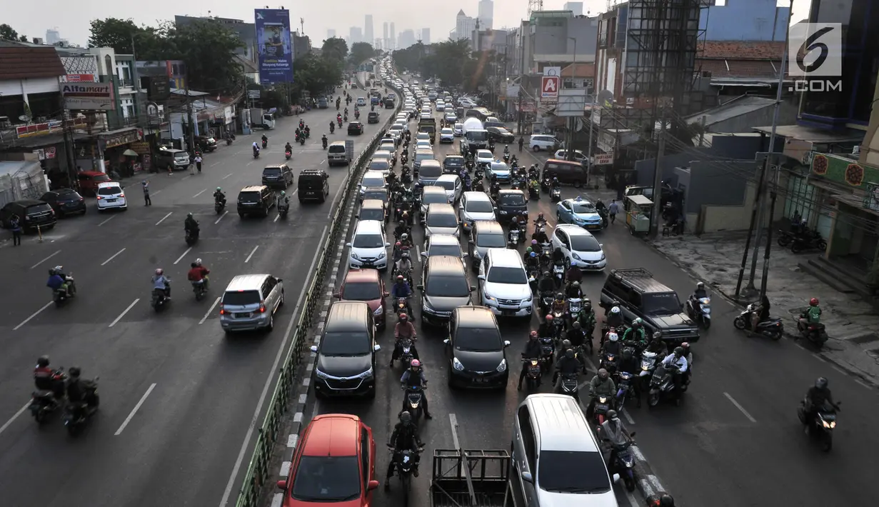 Kendaraan bermotor terjebak kemacetan di Jalan KH. Abdullah Syafei, Jakarta, Senin (9/9/2019). Perluasan wilayah ganjil genap yang berlaku hari ini membuat pengendara beralih ke ruas jalan alternatif sehingga jumlah kendaraan meningkat dan menyebabkan kemacetan panjang. (merdeka.com/Iqbal Nugroho)