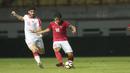 Pemain Timnas Indonesia U-23, M.Arfan (kanan) Melewati adangan pemain Suriah U-23, Abdul Al Barakat pada laga persahabatan di Stadion Wibawa Mukti, Bekasi, Rabu (16/11/2017). Indonesia kalah 2-3. (Bola.com/NIcklas Hanoatubun)