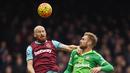  Pemain West Ham United,  James Collins (kiri) berebut bola dengan pemain Sunderland, Jan Kirchhoff pada lanjutan Liga Inggris di Stadion Upton Park, Sabtu (27/2/2016). (Reuters / Tony O'Brien)
