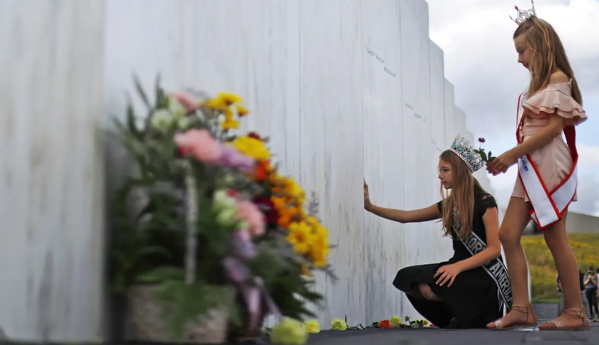 Mackenzie (kanan) dan Madison Miller dari Avonmore, Pa., Mengunjungi Wall of Names di Flight 93 National Memorial di Shanksville, Pa., Kamis, 10 September 2020, saat negara bersiap untuk memperingati 19 tahun serangan 11 September 2001. (AP Photo / Gene J. Puskar)