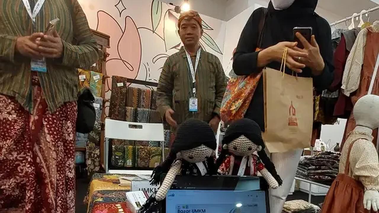 "Kalau produk impor memang awalnya perlu dibantu pemerintah, jadi memang harus dibuat aturan. Tapi kita juga harus berhati-hati dengan peraturan internasional," kata Shinta mengakhiri.