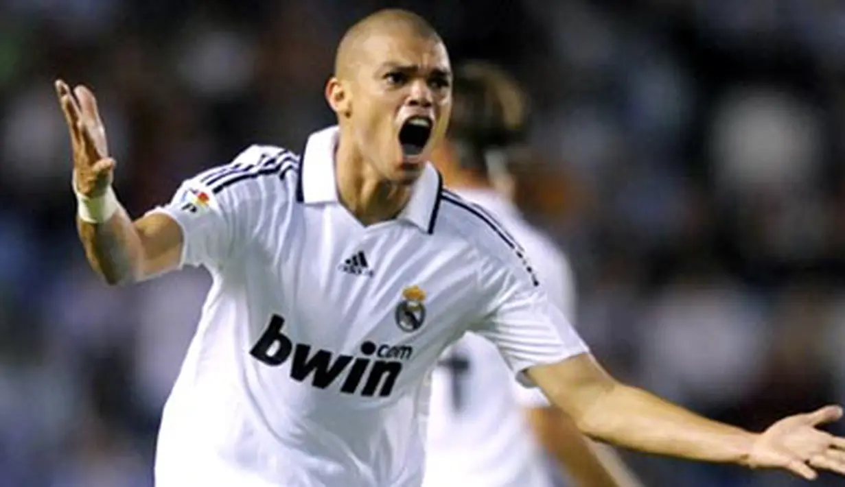 Real Madrid's player Portuguese Kleper Laveran "Pepe" reacts during their Spanish first league football match against Deportivo Coruna at the Riazor Stadium in Coruna, on August 31, 2008. AFP PHOTO / MIGUEL RIOPA