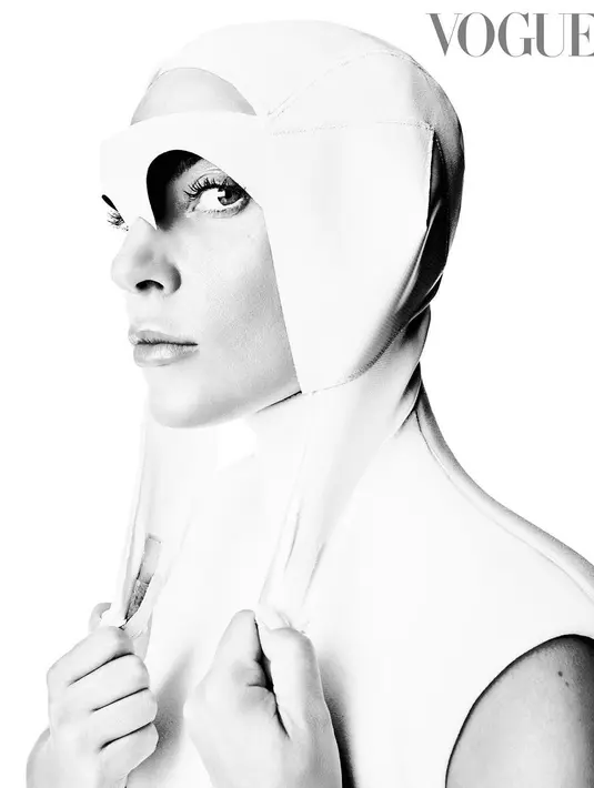 Lady Gaga mengenakan burkini dengan aksen tambahan di tengah alis dari Alaia. Dipotret dalam format hitam putih, membuatnya jadi nampak misterius.