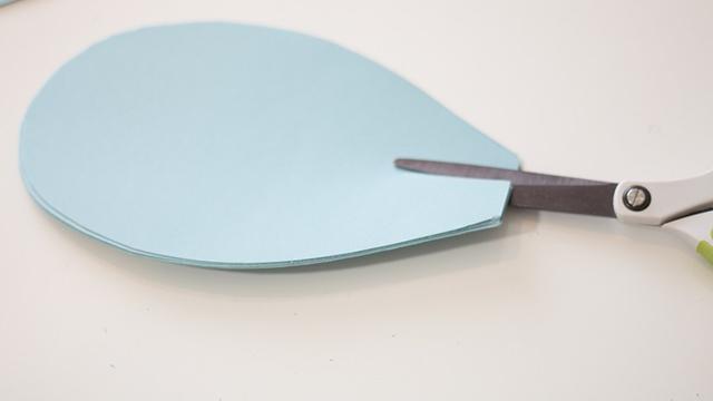 Gunting kertas sesuai pola