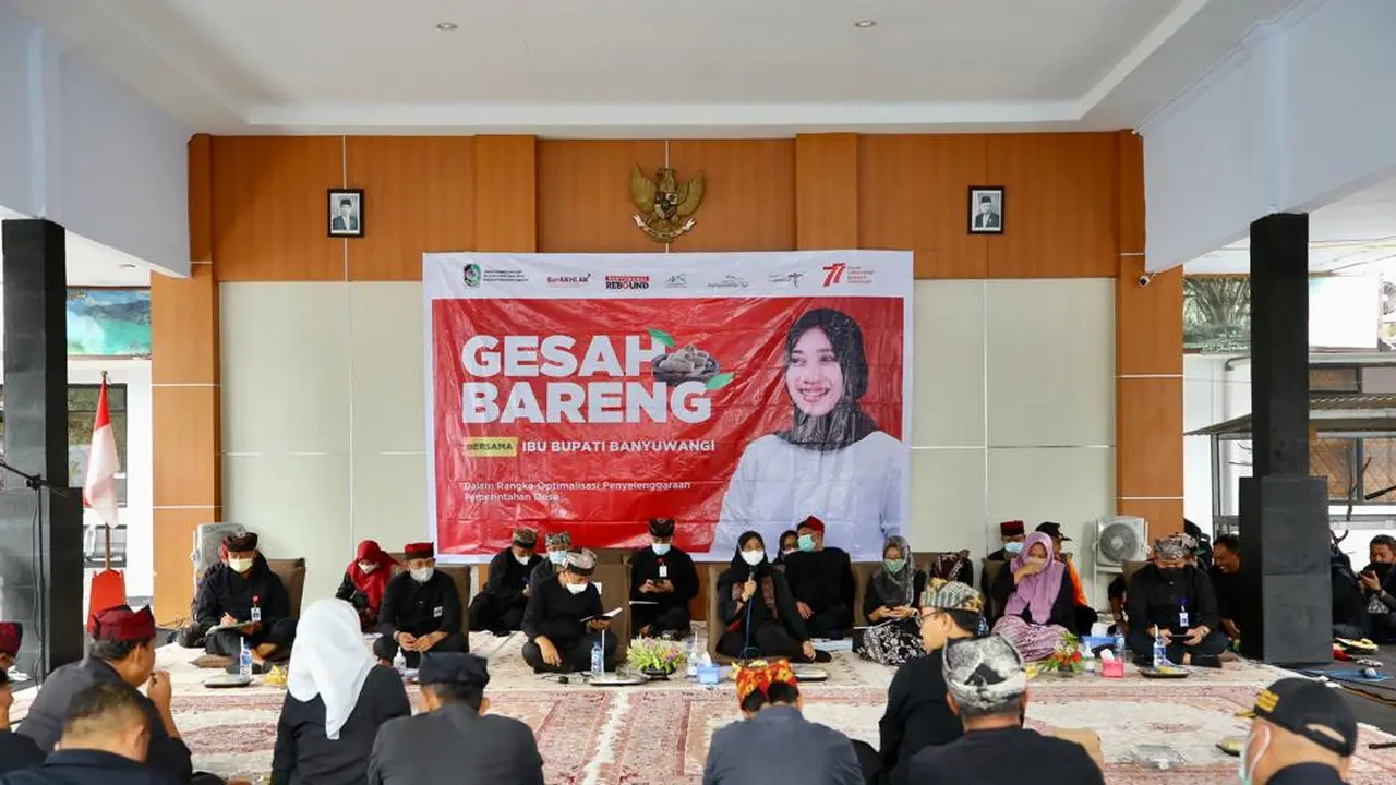 Bupati Banyuwangi Ipuk Fiestiandani membahas maslah stunting dan sampah bersma kepala desa se Banyuwangi (Istimewa)